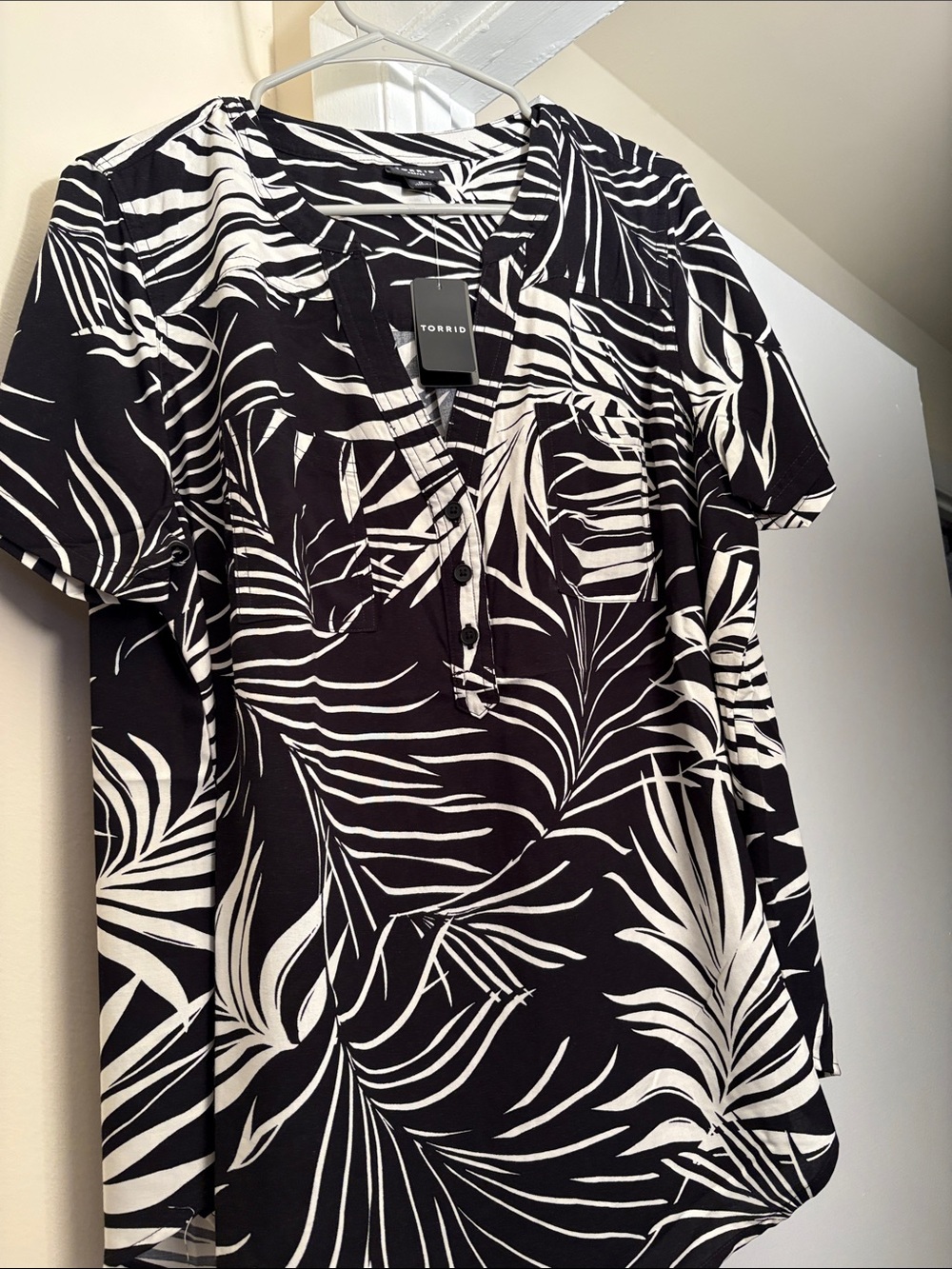 torrid Black & White Palm Leaf Button-Front Short Sleeve Top
